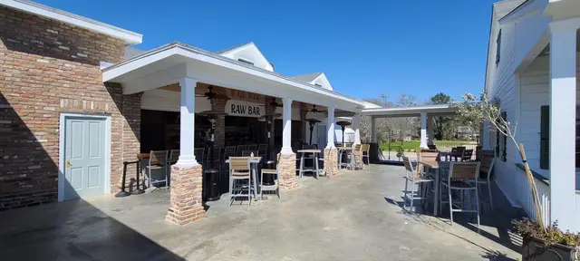 The oyster bar, its brick columns and the raw bar